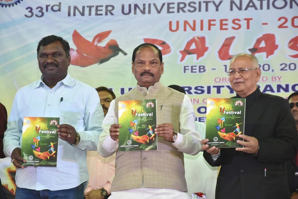 <p>Chief Minister Raghubar Das, Sports Minister Amar Kumar Bauri and RU VC Ramesh Kumar Pandey releases brochures during concluding day ceremony of 33rd Inter University  National…