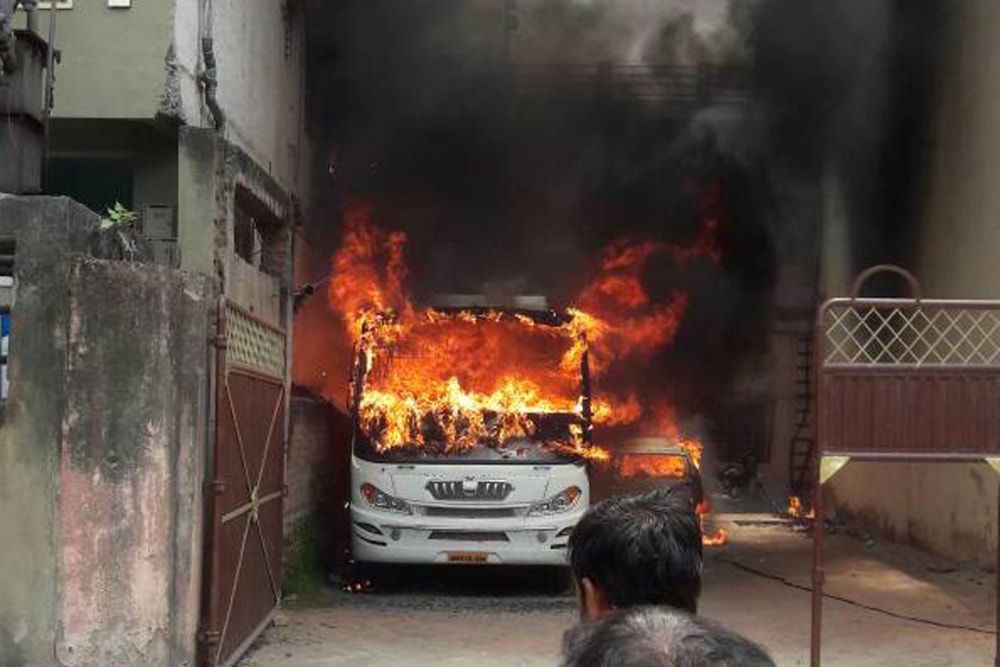 <p>Smoke bellowing out of a bus after it caught fire at a busy road Mallah toil of Hindpirhi in Ranchi on Saturday.</p>
