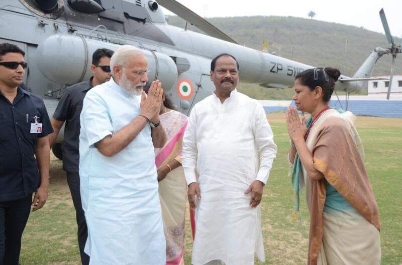 <p>Prime Minister Narendra Modi lands in Sahebgunj.He was welcomed by Governor Draupadi Murmu,Chief Minister Raghubar Das and Chief Secretary Rajbala Varma.</p>
