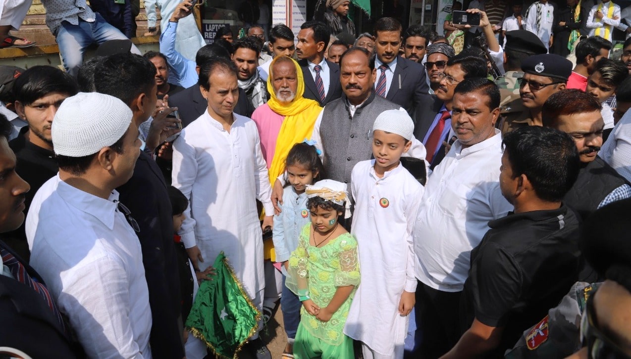<p>मुख्यमंत्री रघुवर दास ने झारखण्डवासियों को मिलाद-उन-नबी की बधाई दी है। मुख्यमंत्री ने जमशेदपुर में मिलाद-उन-नबी के जुलूस में सम्मिलित होते हुए भाईचारा और शांतिपूर्ण ढंग से मनाये…