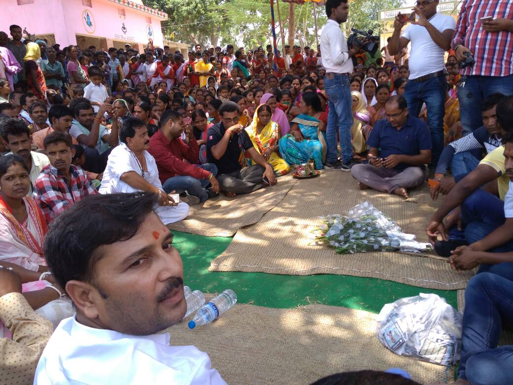 <p>AJSU leader and Ex CM Sudesh Mahto held ' People Interaction' meeting with villagers at Gaswe village under Burdmu block in Ranchi district.</p>
