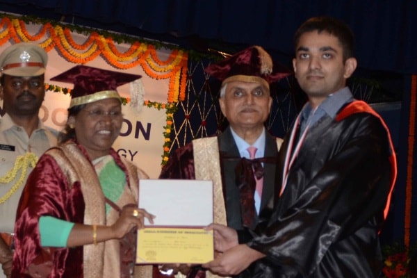 <p>Jharkhand Governor Droupadi Murmu giving medals and degrees to students during during 27th convocation of Birla Institute of Technology Mesra near Ranchi on Friday.</p>

