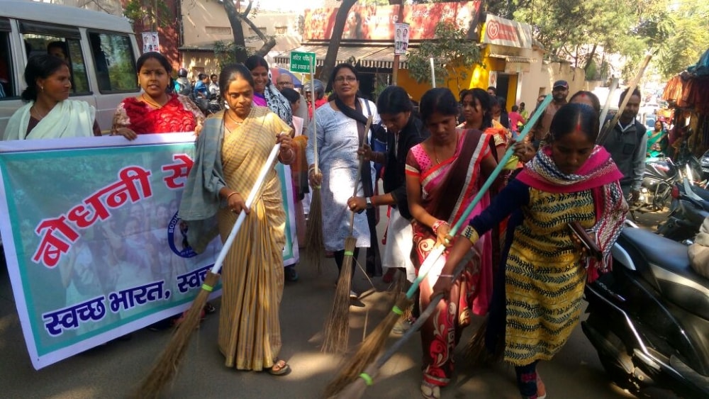 <p>Bodhni Sewa Sanstha, a Ranchi based NGO under the leadership of Renu Agarwal, carried out a cleanliness drive in and around Pahari Mandir of Ranchi on Monday.</p>
