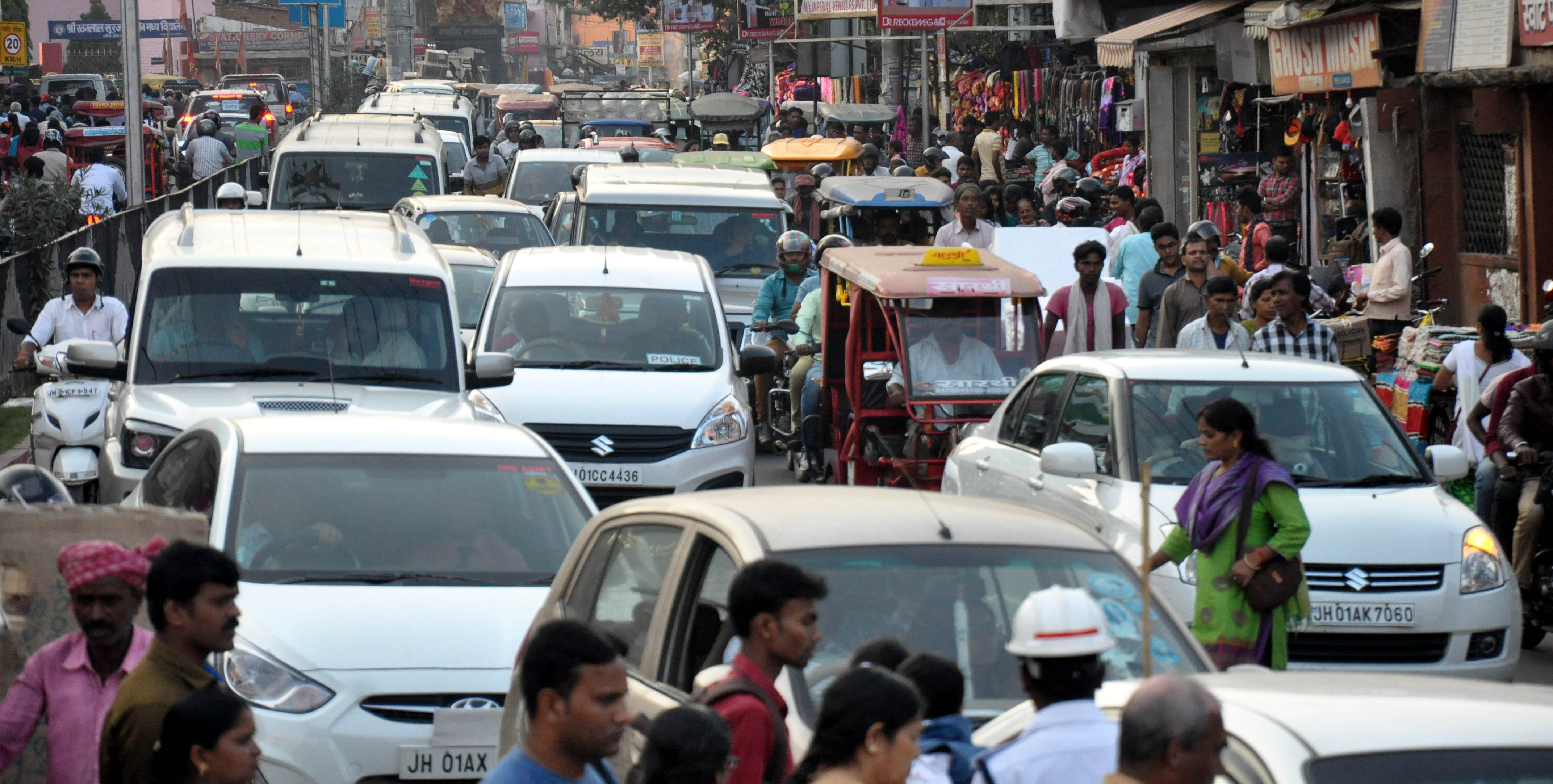 <p>Long queue of vehicles seen in road at Mahatma Gandhi road in Ranchi on Monday.</p>
