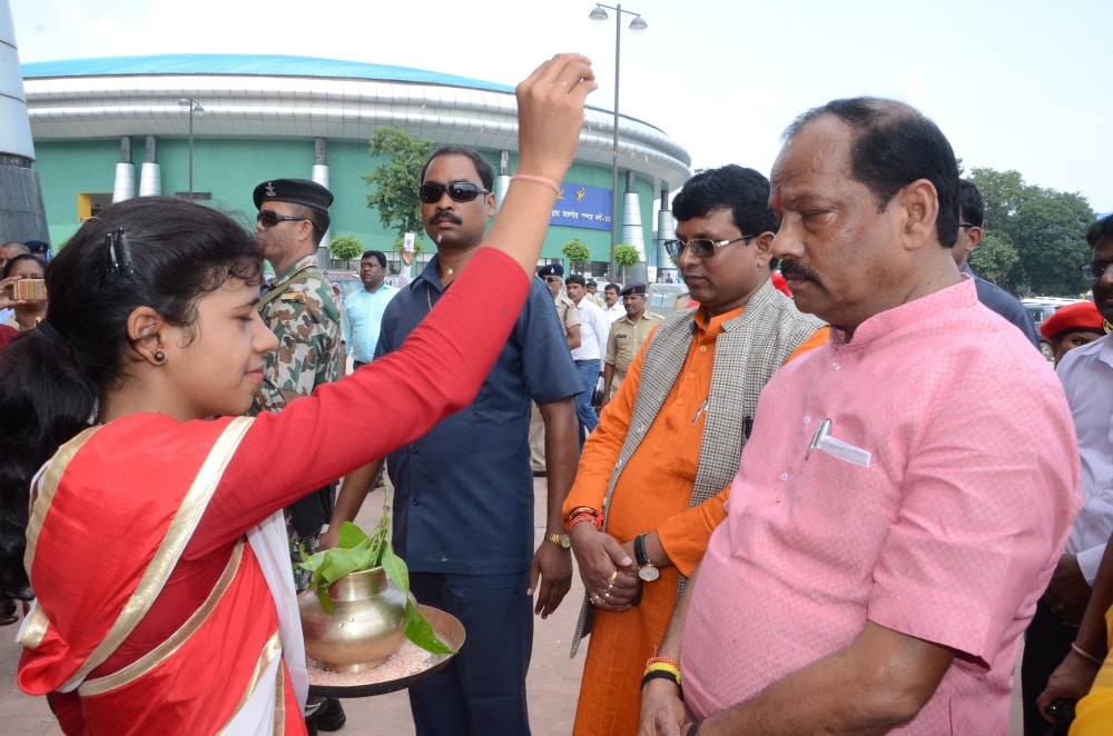 <p>Chief Minister Raghubar Das being welcomed by a students during a program in Ranchi on Tuesday.</p>
