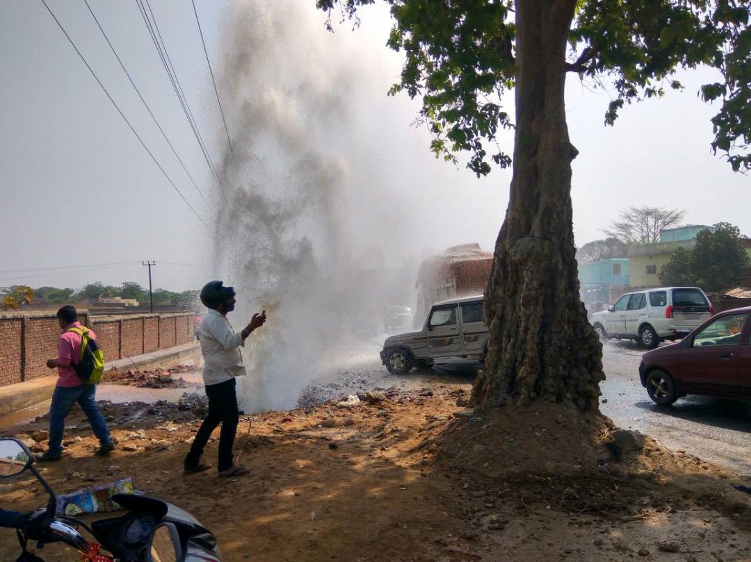 <p>At the peak of summer when thousands and thousands of people were suffering from acute shortage of water,equal quantity of water was getting lost along NH 33 near BIT,Meera,Ranchi.</p>…
