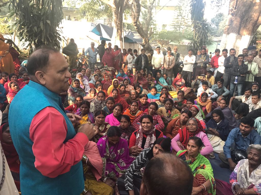 <p>Minister CP Singh, addressing the vegetable sellers of Lalpur area on Saturday.</p>

