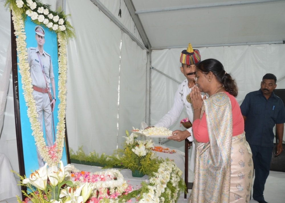 <p>माननीय राज्यपाल द्रौपदी मुर्मू तथा झारखंड के मुख्यमंत्री रघुवर दास ने भारतीय पुलिस सेवा के दिवंगत अधिकारी स्वर्गीय प्रवीण सिंह के श्राद्ध कर्म में भाग लेकर उन्हें अपनी श्रद्धांजलि…