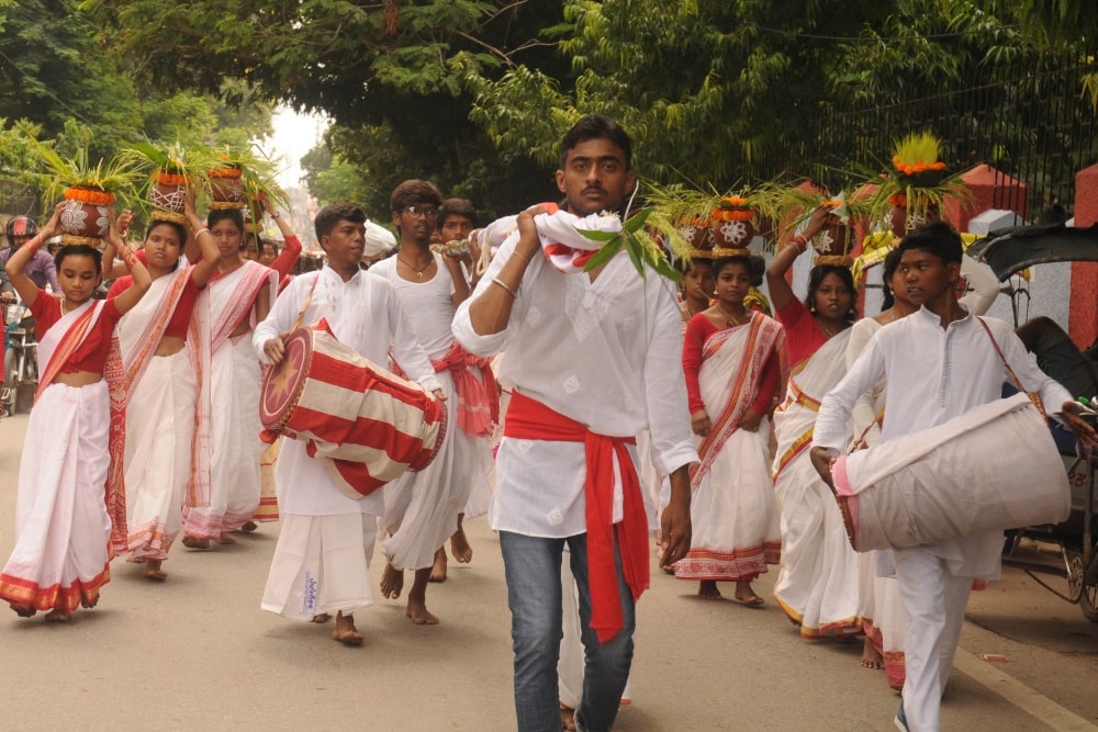 <p>Tribal people performing 'Kalash Yatra' and carrying Sarna Jhanda in Ranchi on Thursday.</p>
