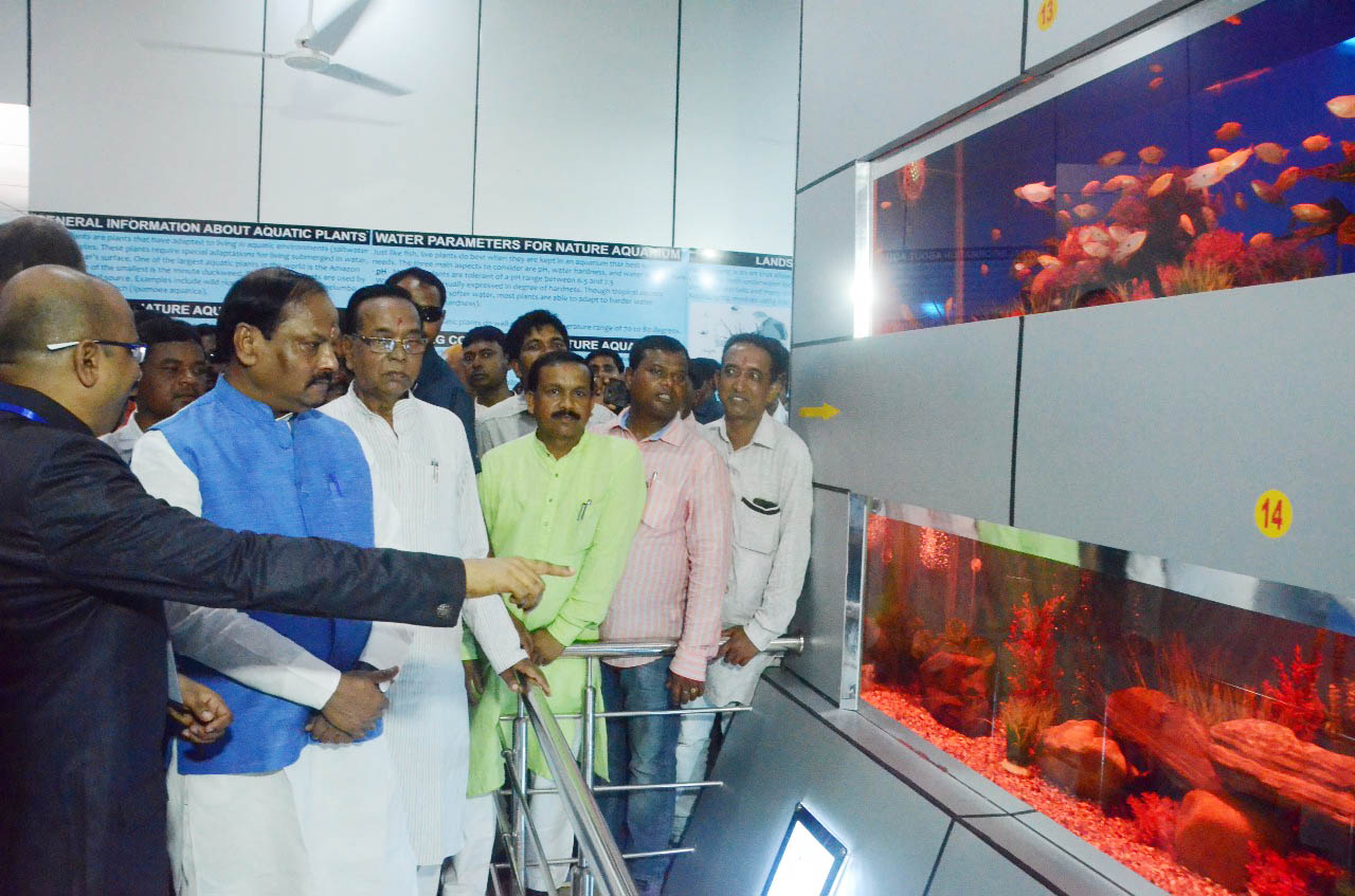 <p>Largest Freshwater Aquarium was inaugurated by CM raghubar Das at Birsa Munda Zoo Ormanjhi in Ranchi on Thursday. </p>
