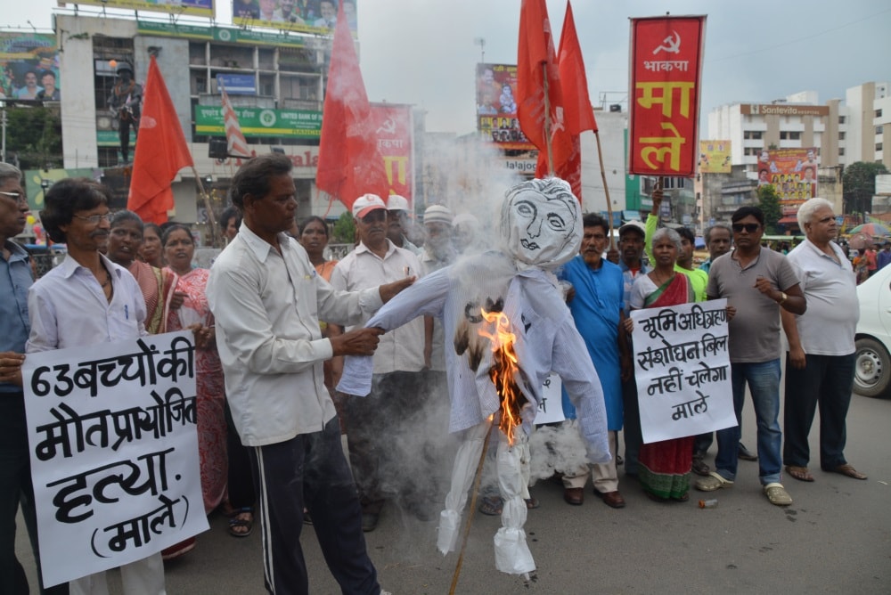 <p>CPI(ML) activists burn effigy of CM Raghubar Das at Albert Ekka Chowk in Ranchi in protest against land acquisition Act amendment and so on.</p>
