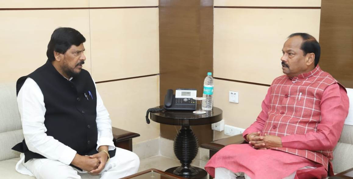 <p>Union Minister of State for Social Justice, Ramdas Athawale today met the Chief Minister, Mr. Raghubar Das, It was a courtesy call.</p>
