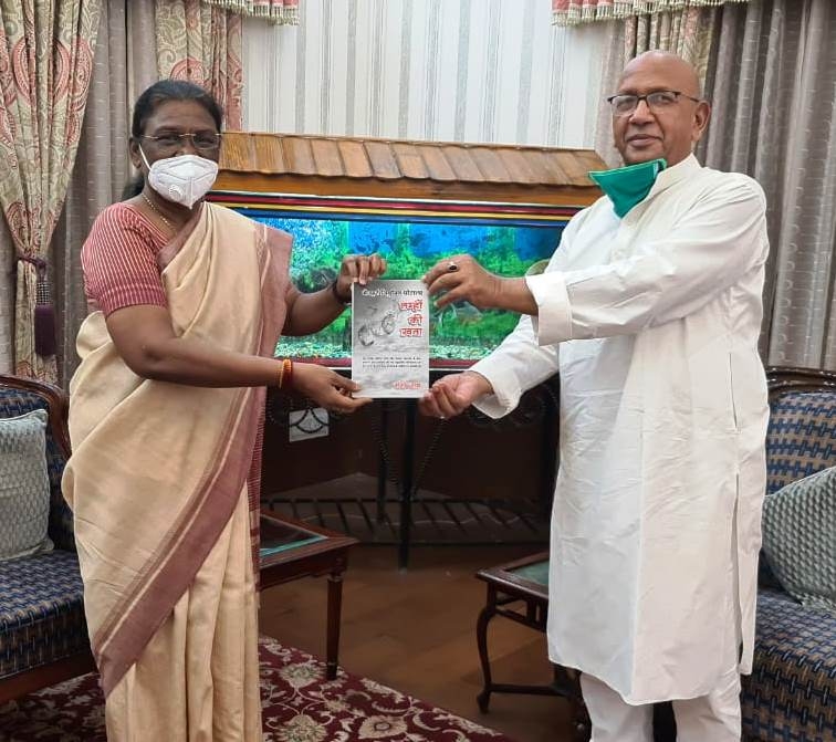 <p>Hon'ble Governor Draupadi Murmu today met Member of Legislative Assembly, Saryu Rai, at Raj Bhavan. In this sequence, he presented the authored book "Lamho ka Khata"…