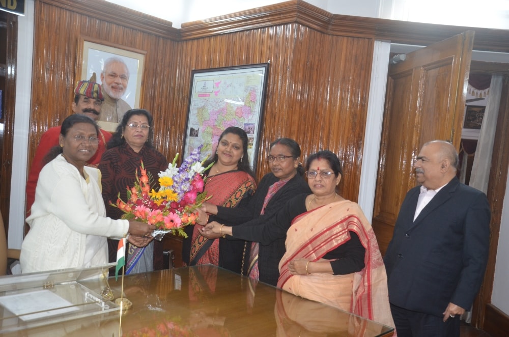<p>A delegation of Jharkhand Mahila Ayog led by its president today met governor Draupadi Murmu at Raj Bhawan.</p>
