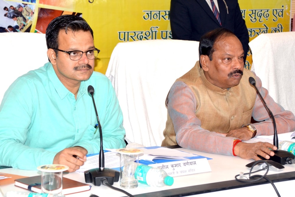 <p>Chief Minister Raghubar Das along with Principal Secretary to CM Sunil Barnwal during the Jansamvad at Suchna Bhawan in Ranchi on Tuesday.</p>
