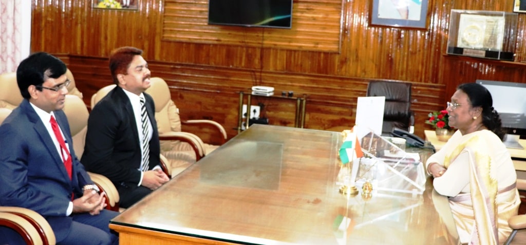 <p>Two officers of the Indian Foreign Service, Mr. Anjani Kumar, and Mr. Sushil Prasad, met the Hon'ble Governor Draupadi Murmu in Raj Bhawan today. It was a courtesy call.</p>…