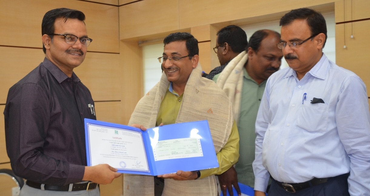 <p>उद्योग सचिव सुनील कुमार बर्णवाल ने आज झारखंड मंत्रालय में राज्य में बेहतरीन कार्य हेतु एमएसएमइ इकाईयों को राज्य स्तरीय पुरस्कार 2017 प्रदान किया।</p>
