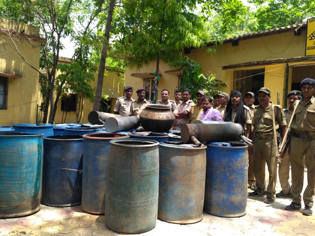 <p>Jharkhand Excise Department and the police personnel seized 10,000 Litres of illegal Mahua wine in Hazaribagh. </p>
