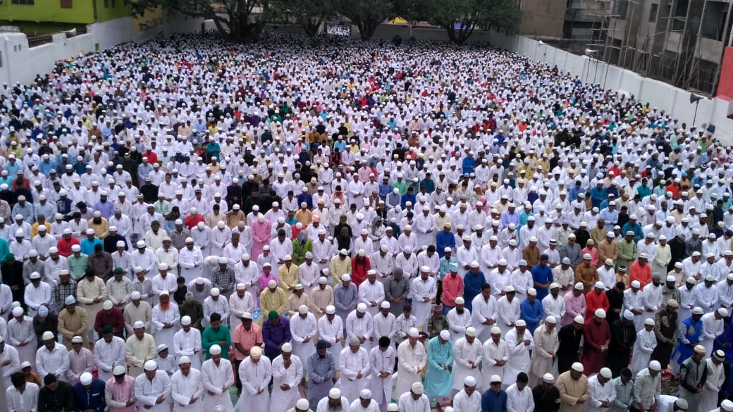 <p> Muslims performs Namaz at a Eidgah during Eid ul-Fitr prayers to mark the end of the holy fasting month of Ramadan in Ranchi on Saturday.</p>

