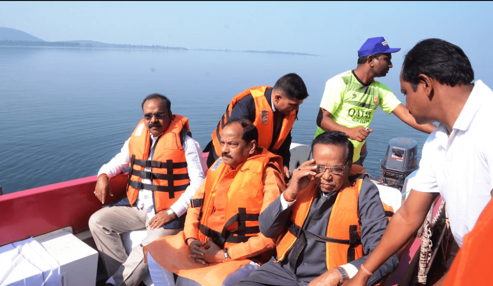 <p>Develop Chandil Dam area as 'Eco Friendly zone' in Jharkhand,said CM Raghubar Das who visited the Chandil dam site and used a boat to move around in its water body.</p> 
