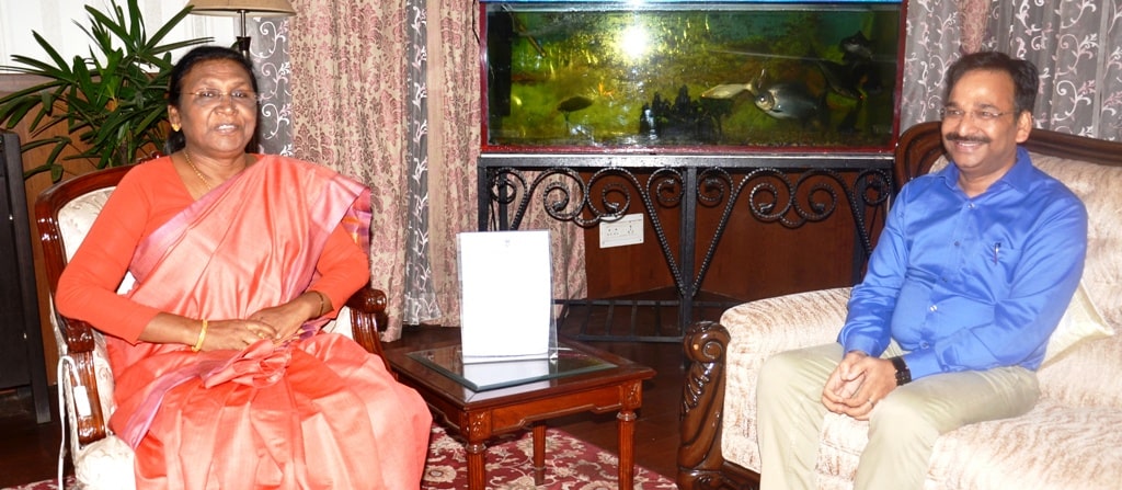 <p>The Chief Election Officer Vinay Kumar Choubey during his meeting with the Governor Draupadi Murmu at Raj Bhavan on 05/08/2019.</p>
