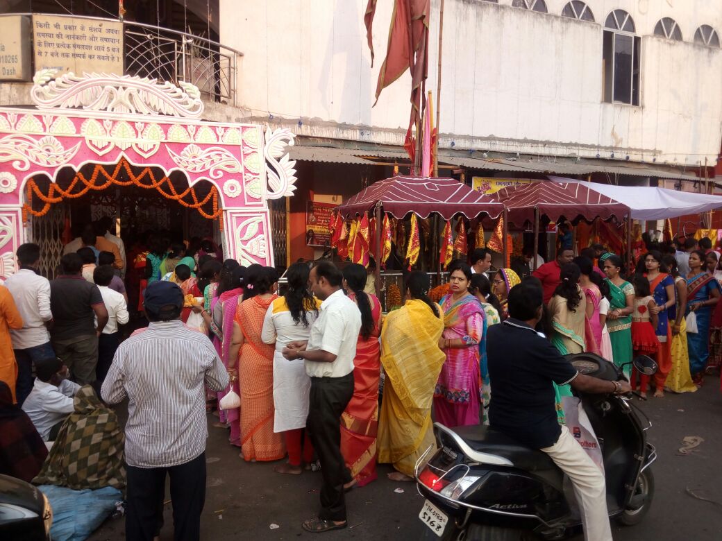 <p>राँची महावीर मंदिर मेनरोड में श्रद्धालुओं का पूजा करने के लिए लम्बी लाइन लग गया है | </p>
