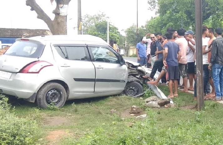 <p>In a road accident between a car and a bike in Bhuli area in Dhanbad this morning, two persons died and three others were injured. The injured were hospitalized whereas bodies were…