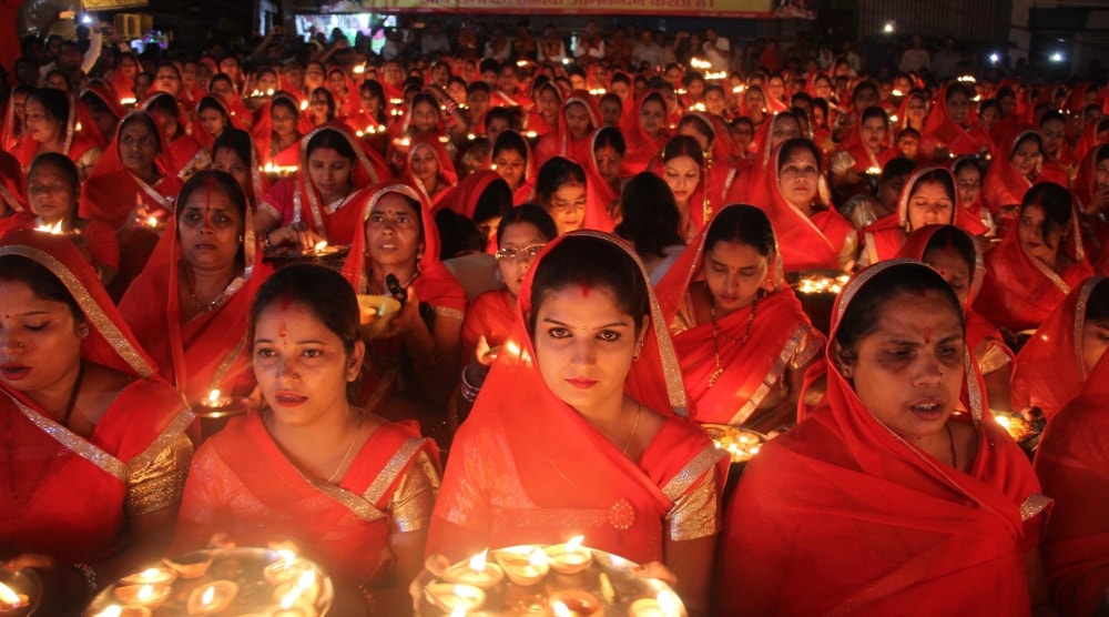 <p>Devotees participating a mass Maha Aarti at Harmu Kali Puja Sammitte in Harmu in Ranchi on Friday evening.</p>
