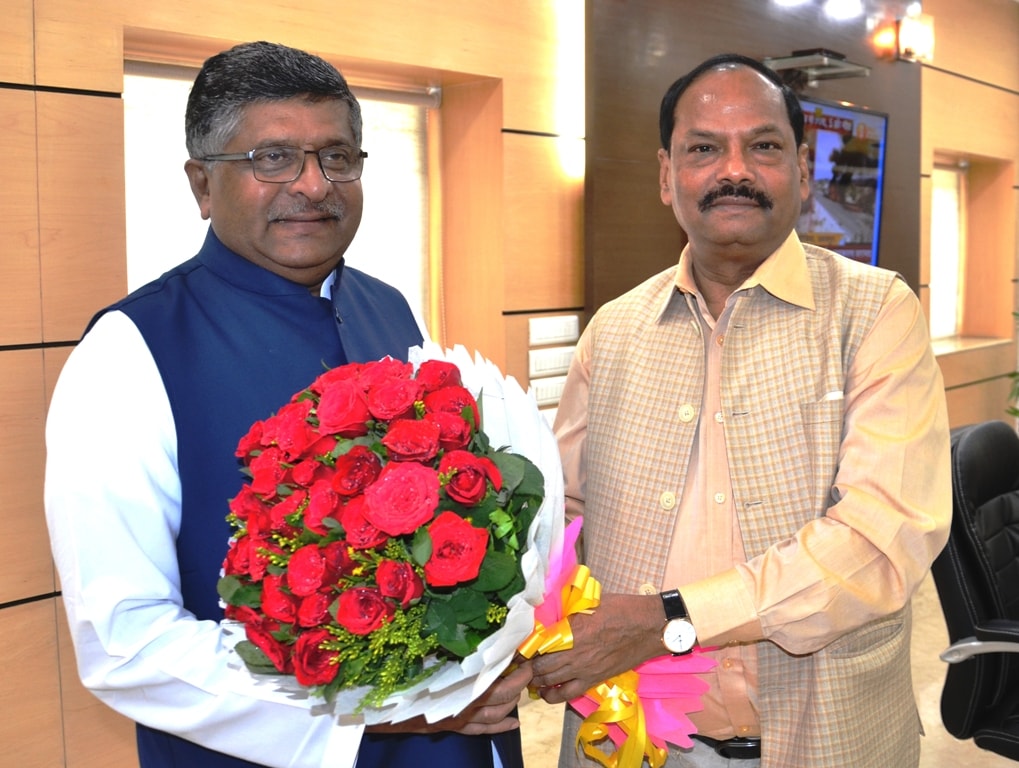 <p>झारखंड मंत्रालय में आज मुख्यमंत्री श्री रघुवर दास से केंद्रीय कानून, इलेक्ट्रॉनिक्स एवं सूचना प्रौद्योगिकी मंत्री श्री रविशंकर प्रसाद ने मुलाकात किया. |</p>
