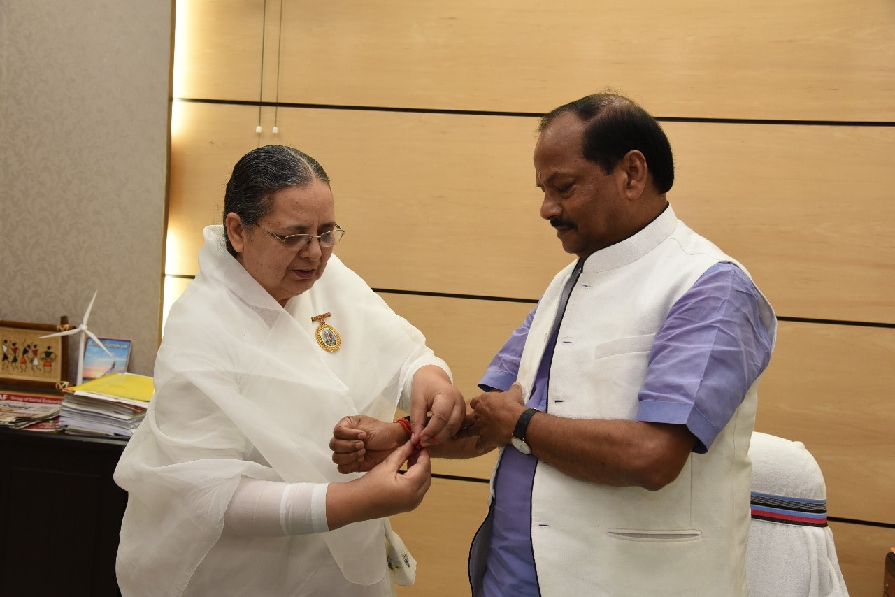 <p>मुख्यमंत्री रघुवर दास को झारखंड मंत्रालय में प्रजापति ब्रह्माकुमारी ईश्वरीय विश्वविद्यालय की बहन निर्मला ने राखी बांधी। </p>
