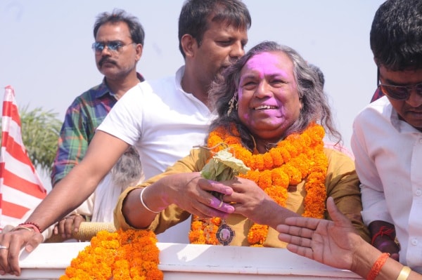 <p>Padma Shree recipient  Mukund Nayak,a folk artist,was accorded loving welcome on his arrival Birsa Munda Inernational airport in Ranchi, Jharkhand.</p>
