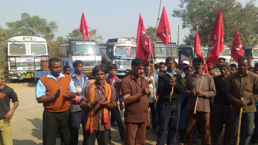 <p>On Monday a large number of workers working at the Namkum's Indian Oil Depot staged protest against the IOCL's decision to relocate the depot to Khunti.Many workers who…
