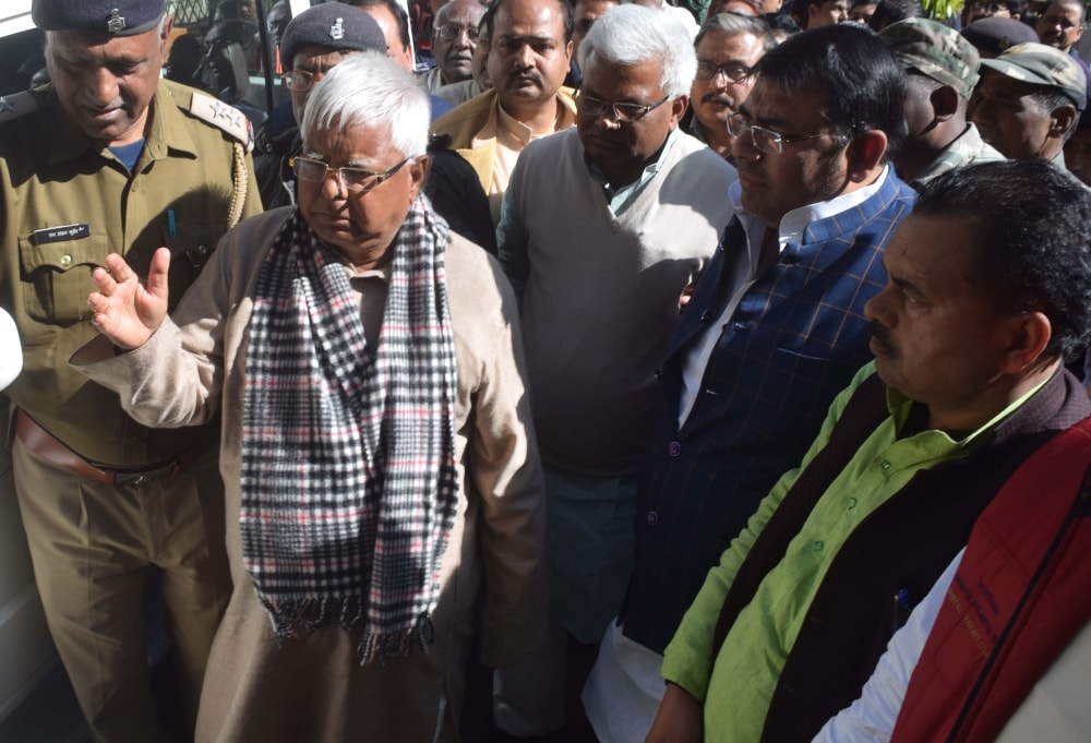 <p>Ex Bihar CM RJD chief Lalu Yadav coming out of Civil court in connection with fodder scam case in Ranchi on Moday</p>
