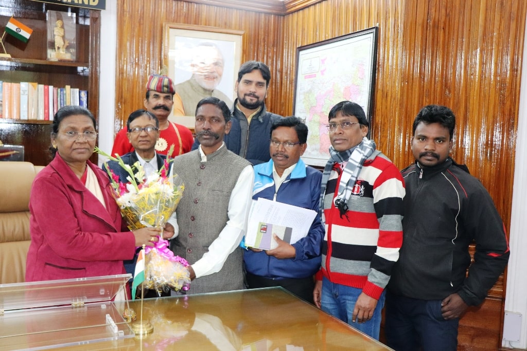 <p>On 04-01-2019, a delegation of 'Lugu Buru Ghanta Bari' met the Hon'ble Governor Draupadi Murmu under the leadership of Samai Tudu.</p>
