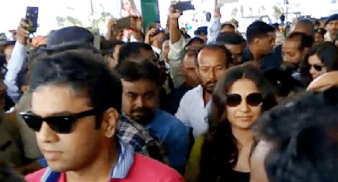 <p>Bollywood Actress Vidya Balan who landed in Jharkhand capital was welcomed by people at Birsa Munda Airport in Ranchi</p>
