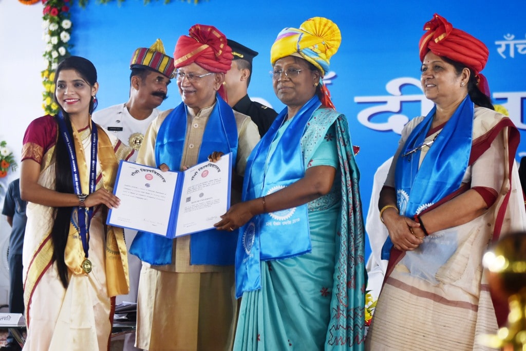 <p>Jharkhand Governor Draupadi Murmu wearing a traditional dress as she felicitates  Gold Medal winner student Sonam Kumari during the 32nd Convocation ceremony of Ranchi University,…
