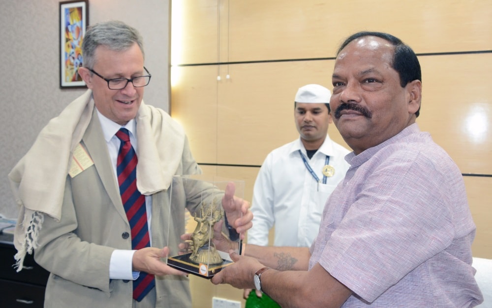 <p>UK Deputy High Commissioner Bruce Bucknell met Jharkhand CM Raghubar Das in Ranchi and shook hand with him.</p>
