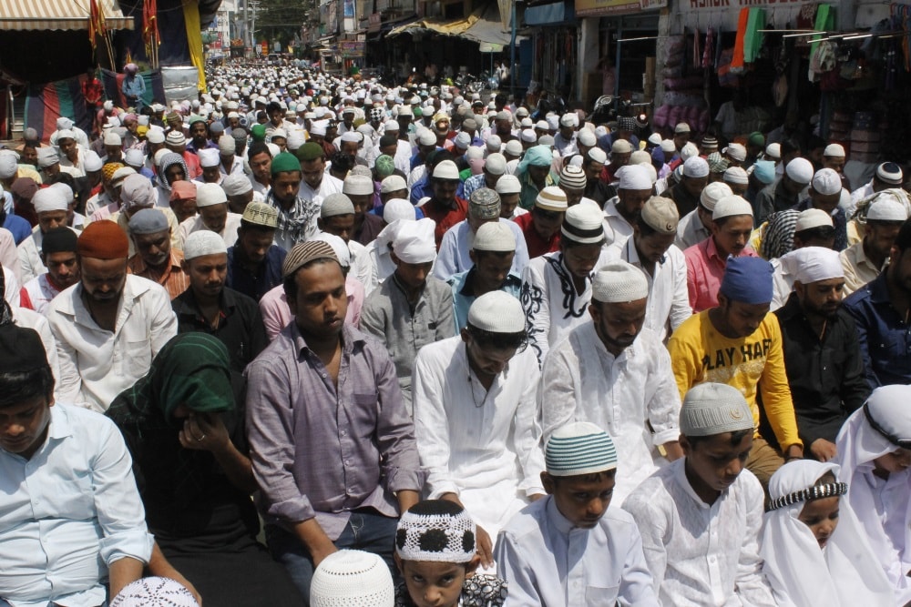 <p>Members of the Muslim community today offered 'Alvida Jumma' at Upper Bazar Jama Masjid in Ranchi, today.</p>
