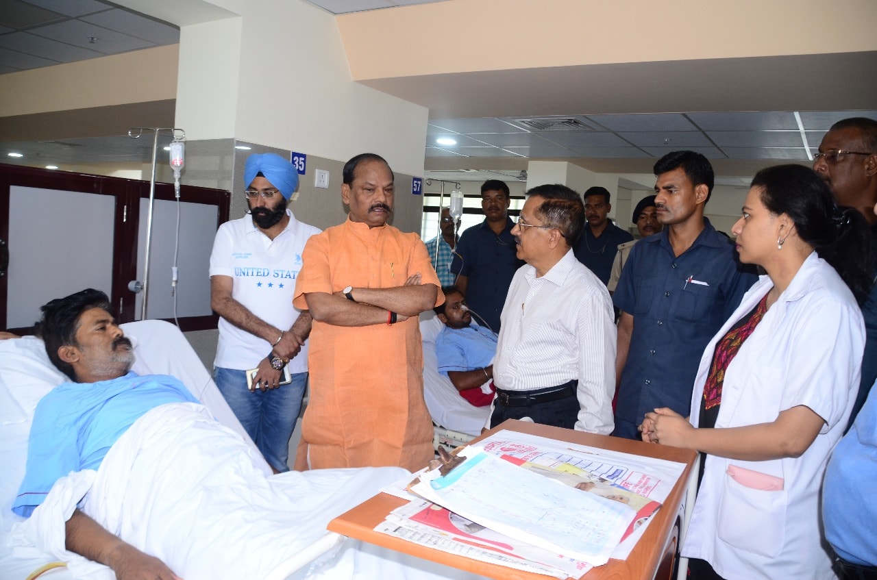 <p>मुख्यमंत्री श्री रघुवर दास आज जमशेदपुर के टीएमएच अस्पताल में राजनीतिक दल के कार्यकर्ता श्री राकेश राय से मुलाकात कर उनके स्वास्थ्य का हाल जाना और शीघ्र स्वस्थ होने की कामना की। </p>…
