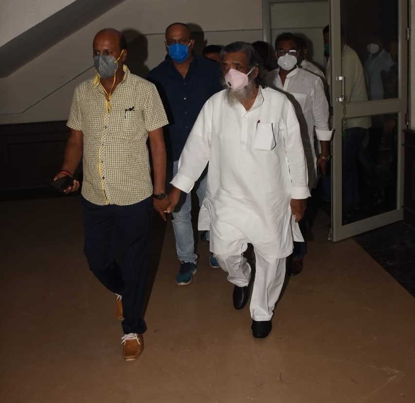 <p>JMM supremo Shibu Soren who was declared elected as Rajya Sabha MP today was in mask inside Jharkhand Assembly premise. He was accompanied by his supporters.</p>
