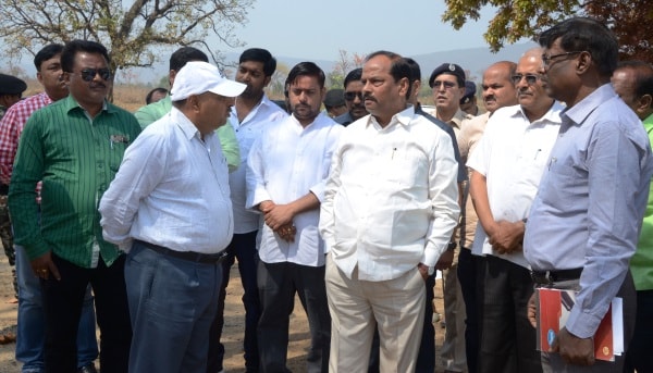 <p>Jharkhand Chief Minister Raghubar Das,accompanied by the state government officials and engineers, inspected the construction work connected with bridges in the making at Nutandih…