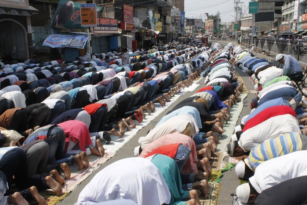 <p>Devotees offering prayer on first Friday of the holy month of Ramadan, at Mahatma Gandhi Road in Ranchi on Friday.</p>
