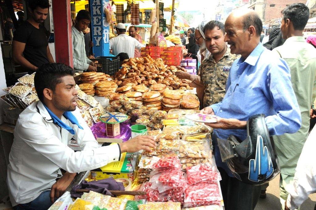 <p>People busy buying eatables in the evening during the holy month of Ramadan in Ranchi on Tuesday.</p>
