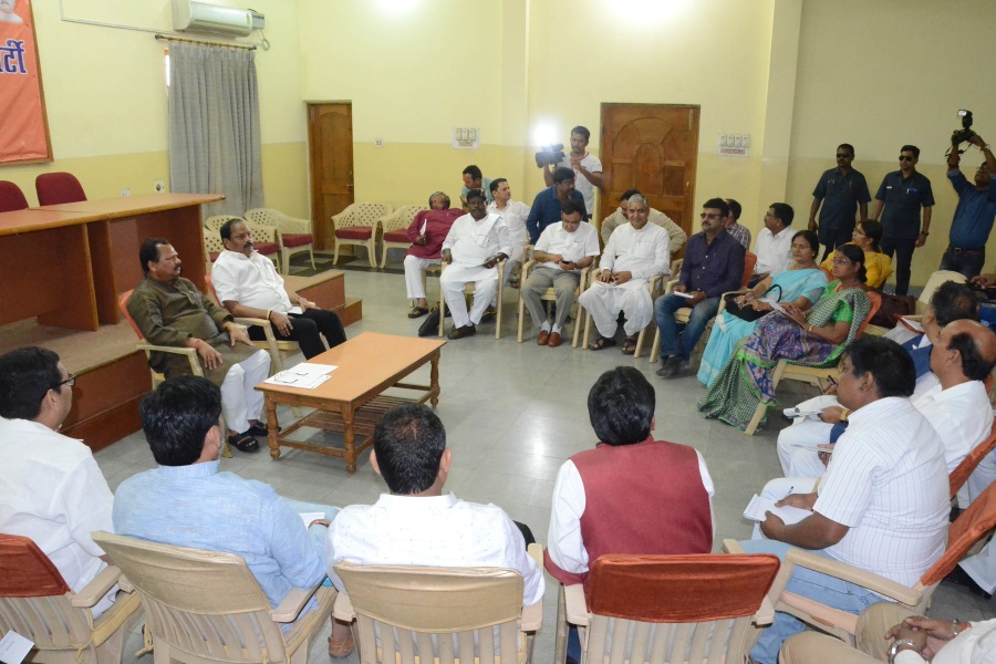 <p>Jharkhand Chief Minister Raghubar Das alongwith State BJP President Laxman Gilua during a review meeting with party leaders regarding Litipara by polls in Ranchi on Monday.</p> 