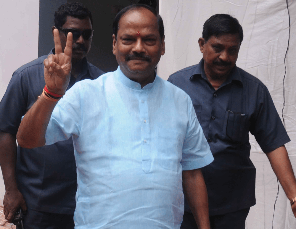 <p>Jharkhand Chief Minister Raghubar Das flashing victory sign after casting his vote for Presidential election in Ranchi on Monday.</p>
