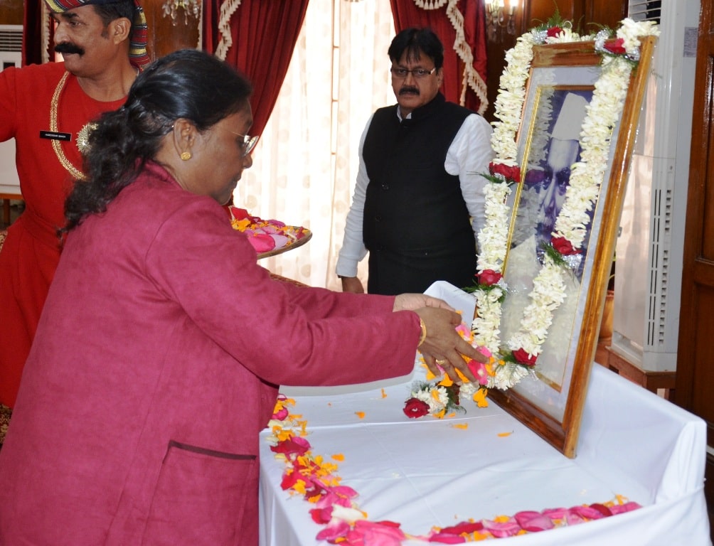 <p>माननीया राज्यपाल ने आज भारत के पहले राष्ट्रपति डॉ राजेन्द्र प्रसाद की जयंती के मौके पर उनकी प्रतिमा पर माल्यार्पण किया |</p>

