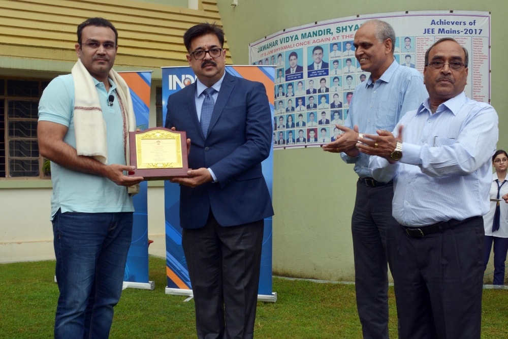 <p>CMD MECON Atul Bhatt felicitated former Indian Cricketer Virendra Sehwag  during a programme in Ranchi on Friday</p>
