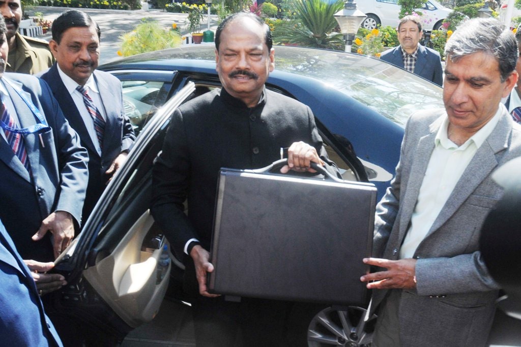 <p>Jharkhand Chief Minister Raghubar Das arrives Assembly for presenting Annual Budget 2019-20 at Jharkhand assembly in Ranchi on Tuesday 22, January 2019.</p>
