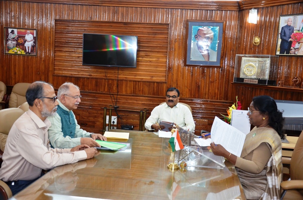 <p>Ranchi University Vice-Chancellor met Hon'ble Governor Draupadi Murmu at Raj Bhawan on Thursday.</p>
