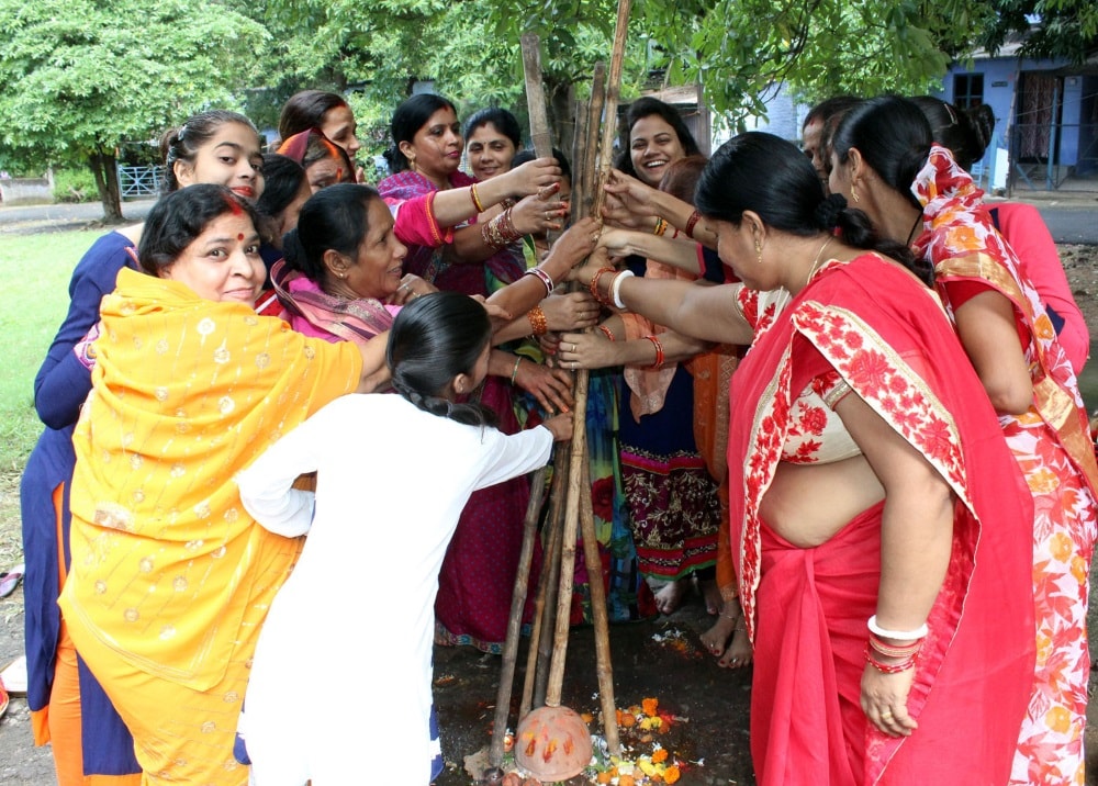 <p>Sisters performs rituals for long life of their brothers on the occasion of "Bhaiya Dooj" festival in Jamshedpur of Jharkhand on Saturday.</p>
